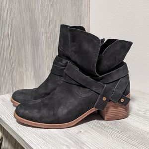 UGG Elora ankle boot size 8.  Block heel. Black